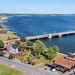 Exclusive On The Waterfront *