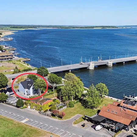Exclusive On The Waterfront *
