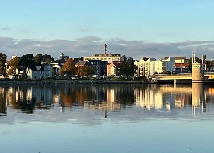 Exclusive On The Waterfront *